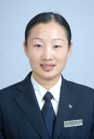緼